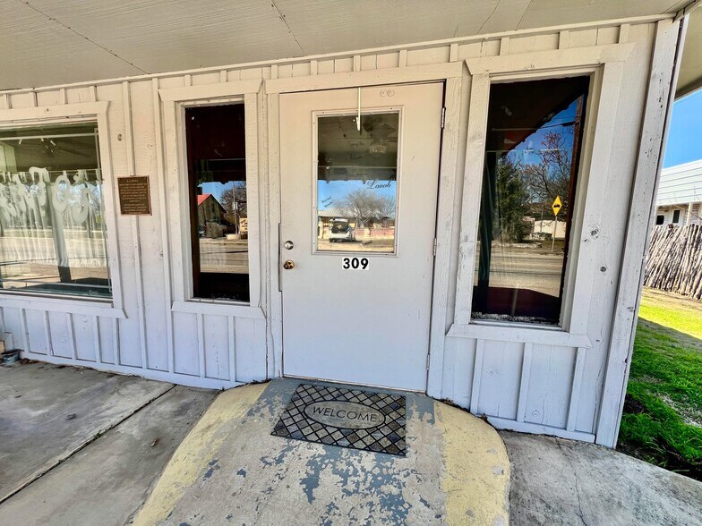 More Photos Of 309 FM 480, Center Point Fast Food For Sale