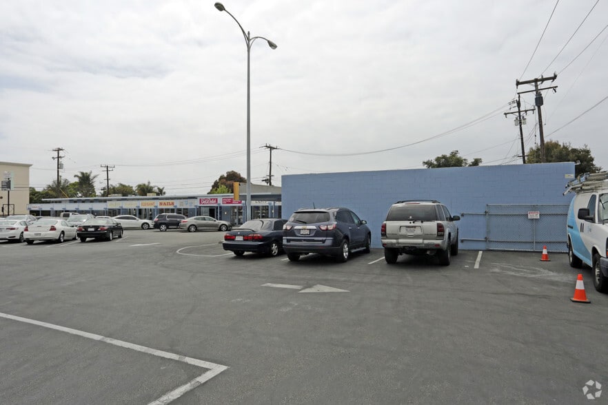 More Photos Of 305-325 S Borchard Dr, Ventura General Retail For Lease