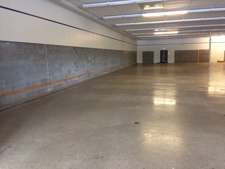 More Photos Of 7327-7333 Peppers Ferry Blvd, Radford Storefront For Lease