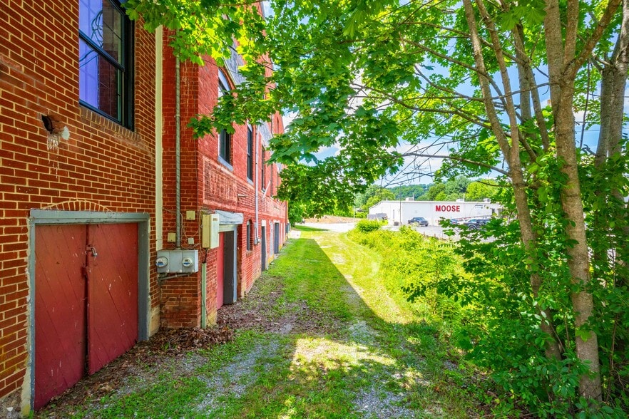 More Photos Of 1340 W Main St, Wytheville Loft Creative Space For Sale