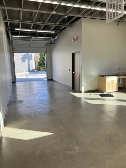 More Photos Of 4480 Alpha Rd, Dallas Flex For Lease