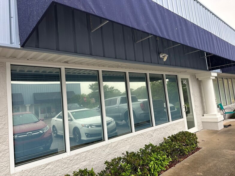 More Photos Of 188 Triple Diamond Blvd, Nokomis Warehouse For Lease