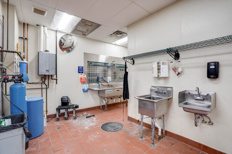 More Photos Of 112 W Maple Ave, Beaver Dam Freestanding For Lease