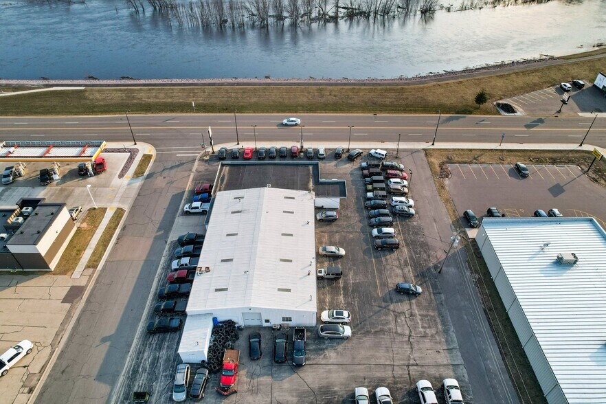 More Photos Of 515 E Wisconsin St, Portage Auto Dealership For Sale