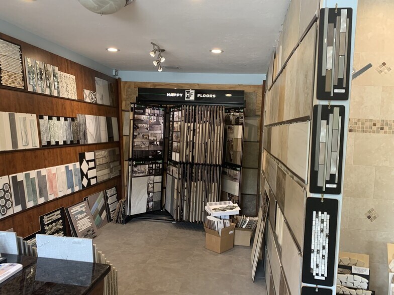 More Photos Of 1575 Cattlemen Rd, Sarasota Showroom For Lease