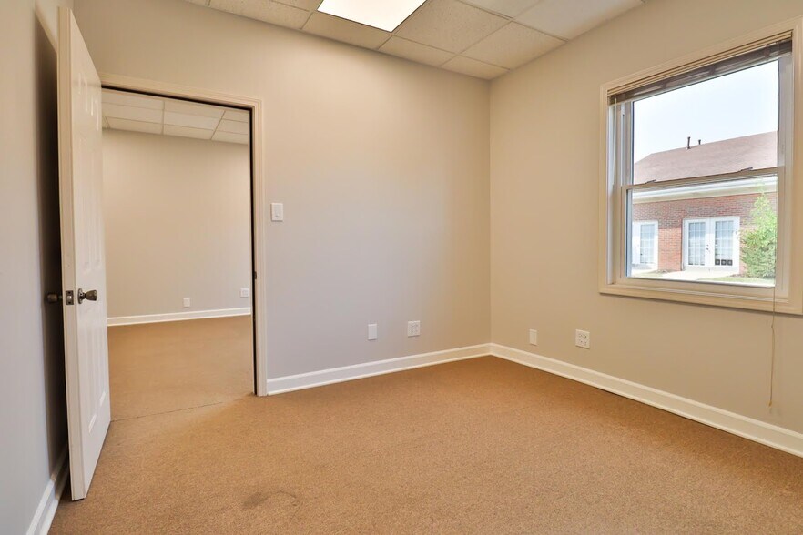 More Photos Of 4701-4731 W Midlothian Tpke, Crestwood Office For Sale
