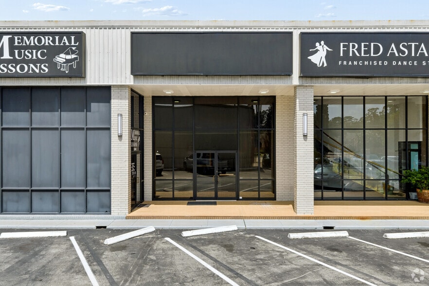 More Photos Of 12649 Memorial Dr, Houston Storefront Retail Office For Lease