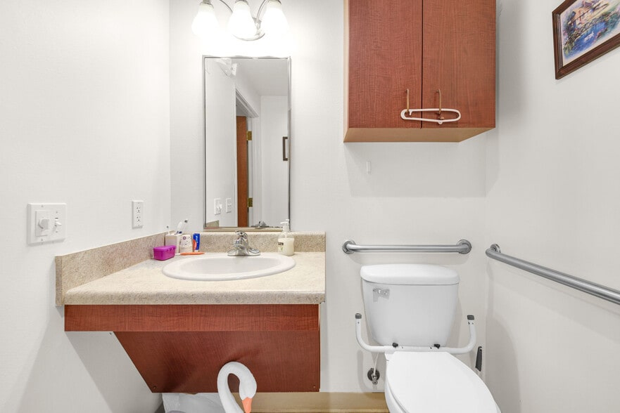 More Photos Of 3215 E James Lee Blvd, Crestview Healthcare For Sale