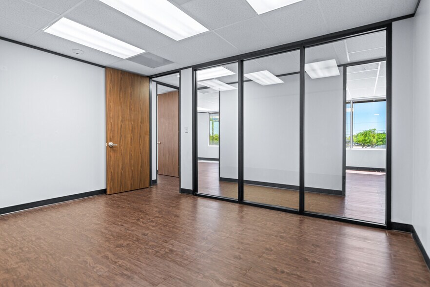 More Photos Of 2656 S Loop W, Houston Office For Lease