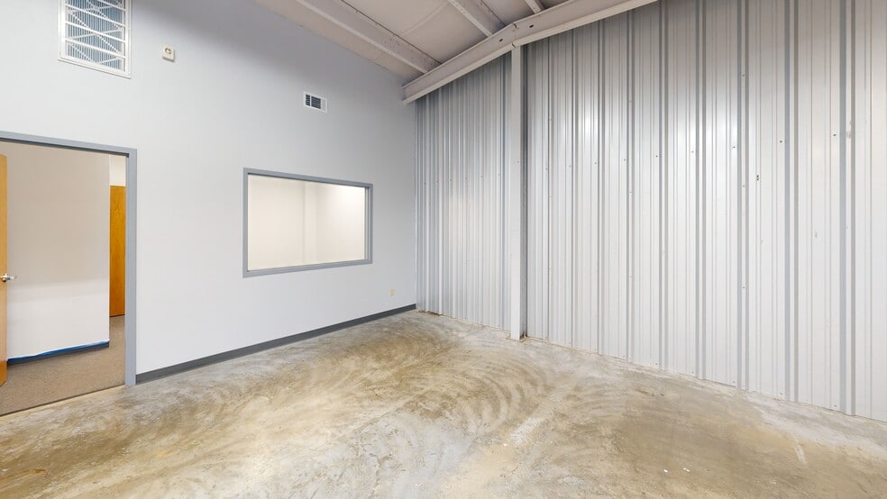 More Photos Of 908 SE 21st St, Bentonville Showroom For Lease