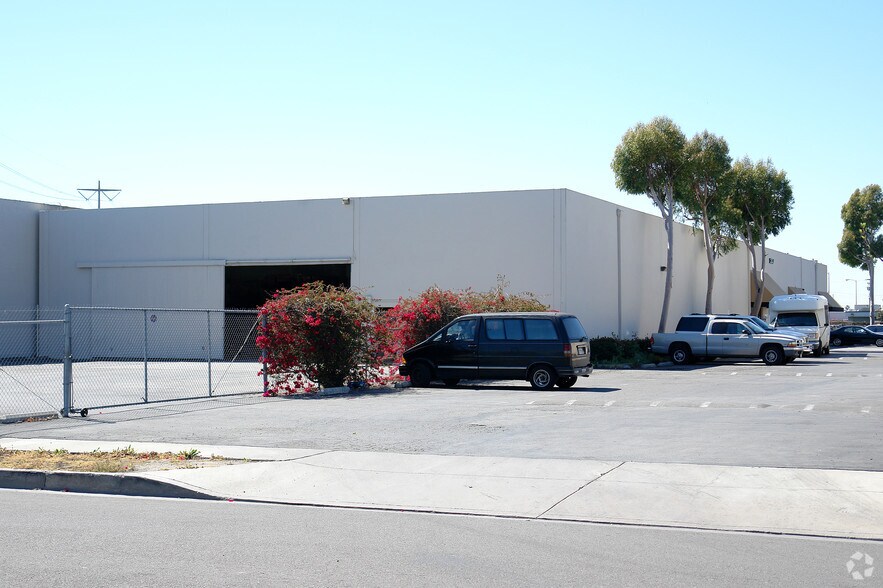 More Photos Of 2533 S Main St, Santa Ana Warehouse For Sale