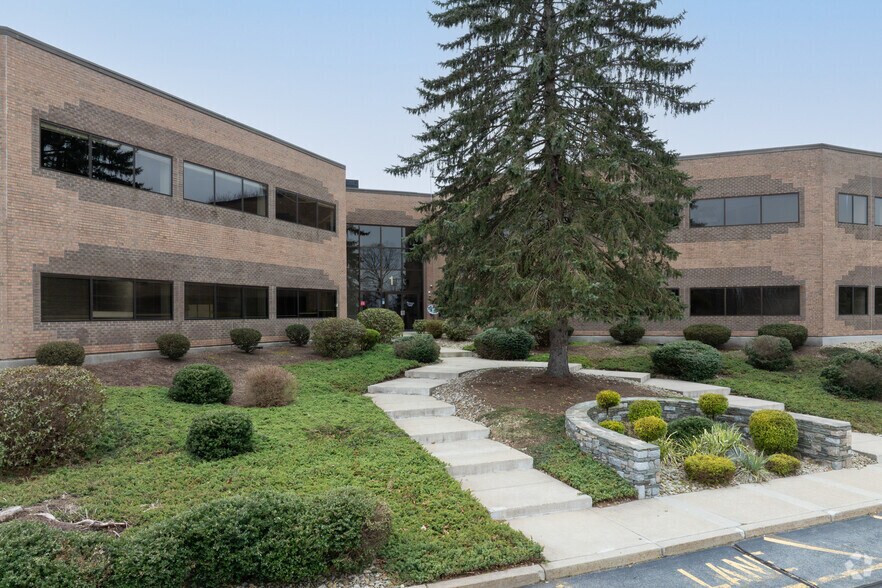More Photos Of 25 Blackstone Valley Pl, Lincoln Medical For Lease