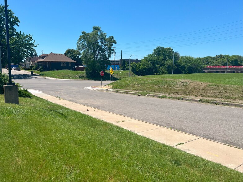 More Photos Of 60 Southfield Rd, Ecorse Bank For Sale