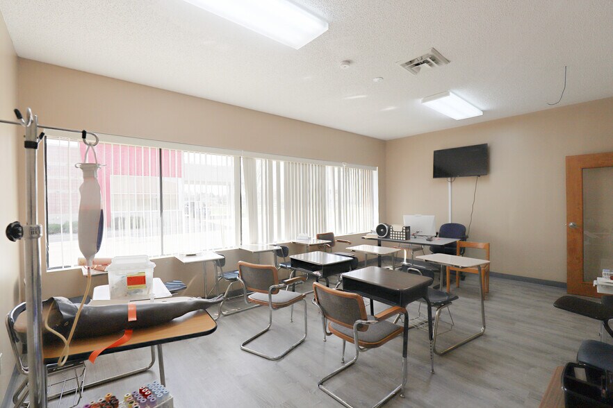 More Photos Of 2255 S Linden Rd, Flint Office For Sale