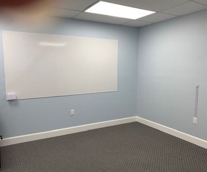 More Photos Of 107-109 W Commercial St, Sanford Loft Creative Space For Lease