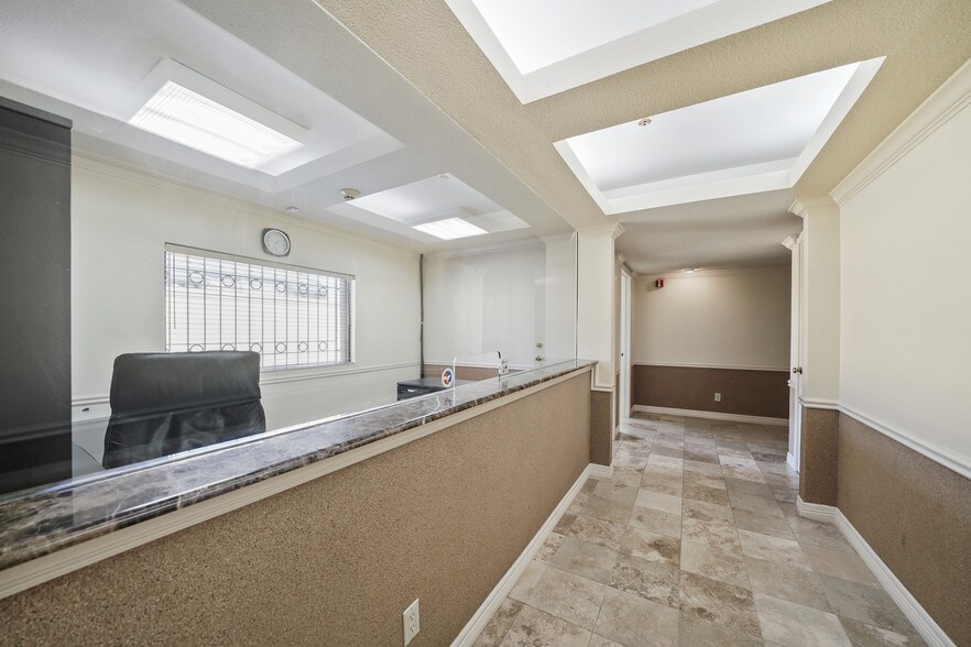 More Photos Of 3007 Crossview Dr, Houston Showroom For Sale