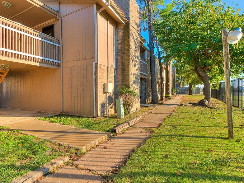 More Photos Of 1900 N Rockwell Ave, Bethany Apartments For Sale