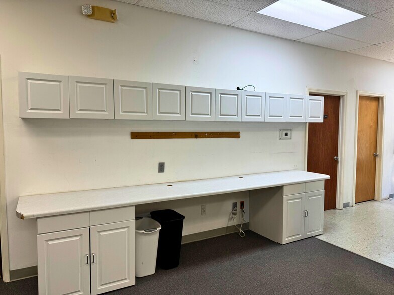 More Photos Of 7794 Grow Dr, Pensacola Office For Lease
