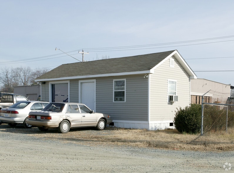 More Photos Of 3120 Starlight Dr, Winston-Salem Warehouse For Lease