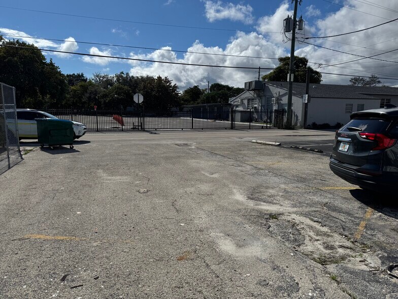 More Photos Of 2328 Hollywood Blvd, Hollywood Freestanding For Lease