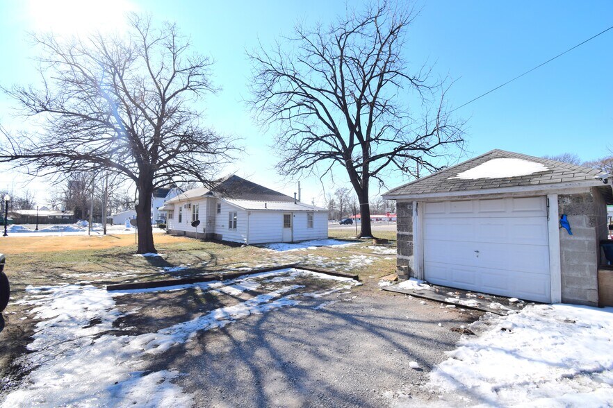 More Photos Of 102 N Park St, Sesser Restaurant For Sale