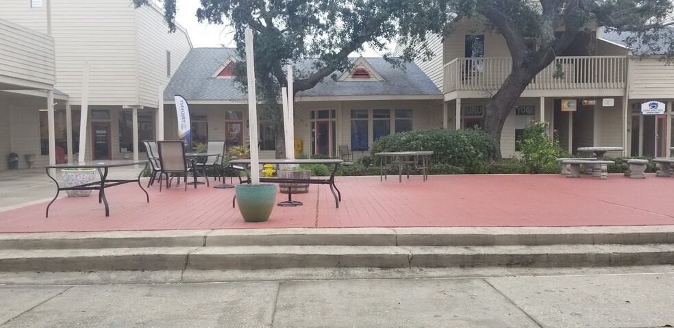 More Photos Of 913 Gulf Breeze Pky, Gulf Breeze Storefront Retail Office For Sale