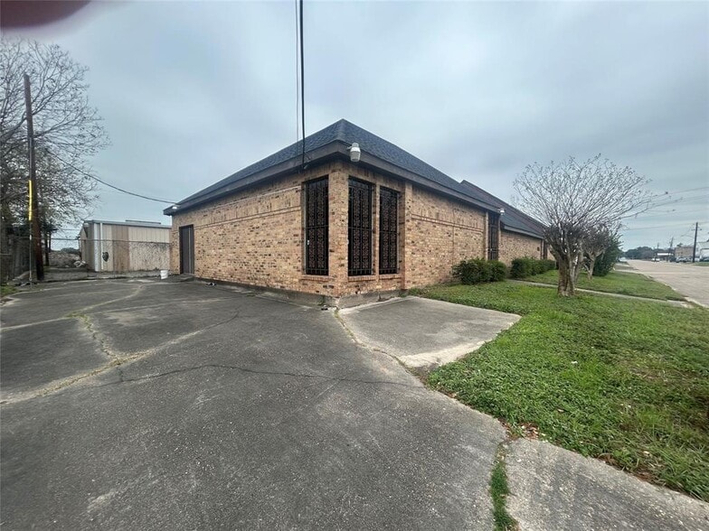 Primary Photo Of 7555 Morley St, Houston Office Residential For Sale
