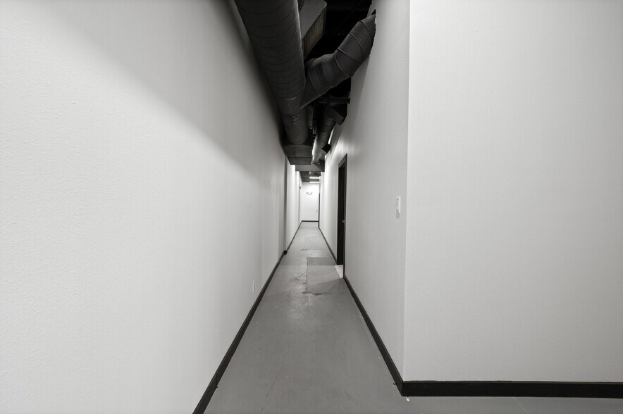 More Photos Of 800 E Dyer Rd, Santa Ana Showroom For Lease