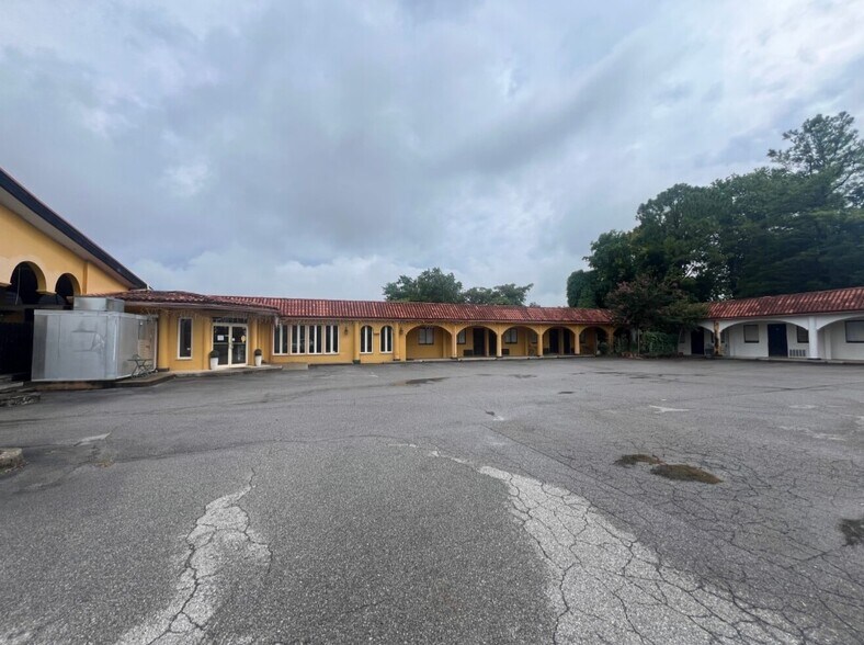 More Photos Of 11505 S Memorial Pky, Huntsville Storefront For Sale