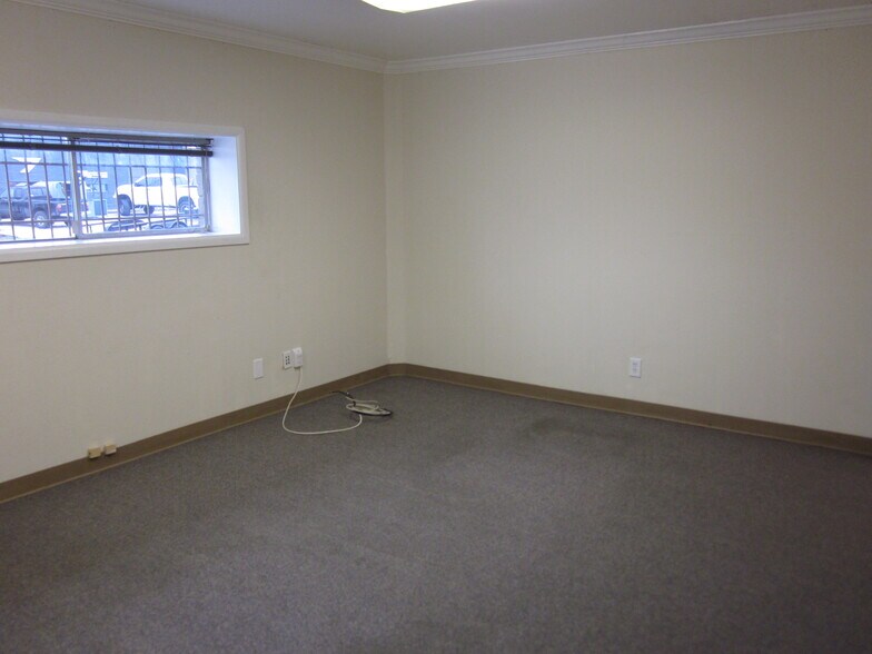 More Photos Of 135 Braniff Dr, San Antonio Manufacturing For Lease