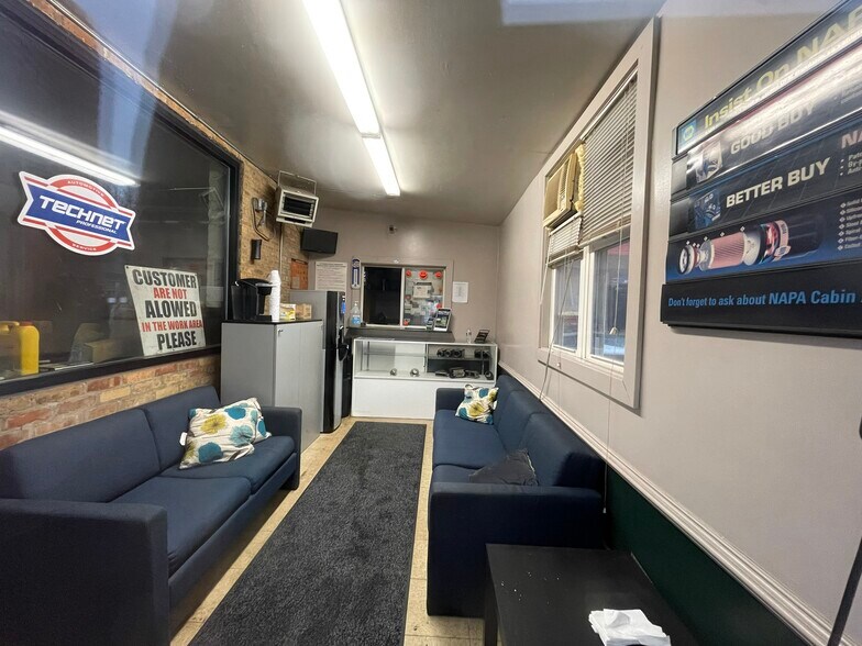 More Photos Of 4185 N Elston Ave, Chicago Auto Repair For Lease