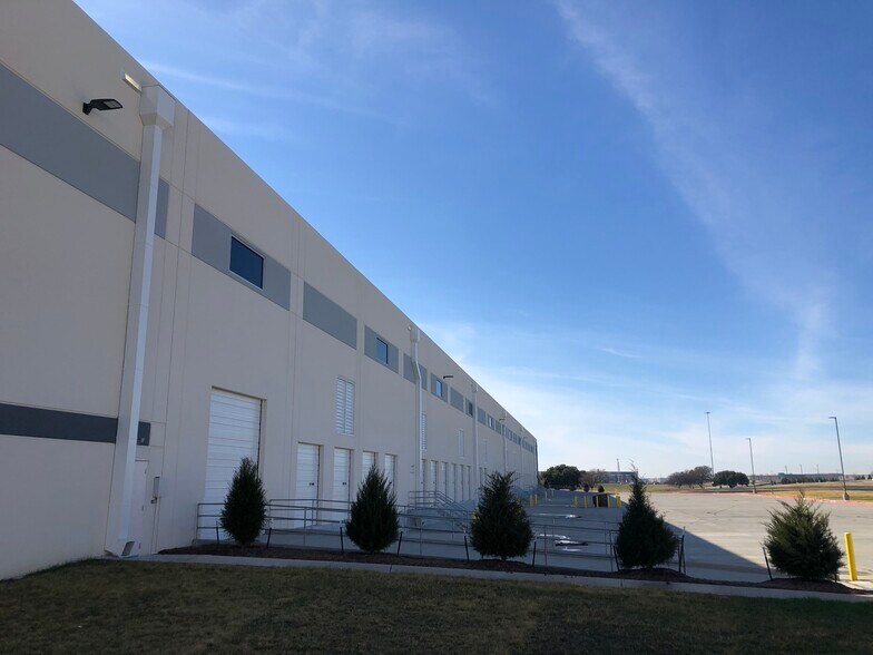 More Photos Of 2300 Arbrook Blvd, Arlington Unknown For Lease