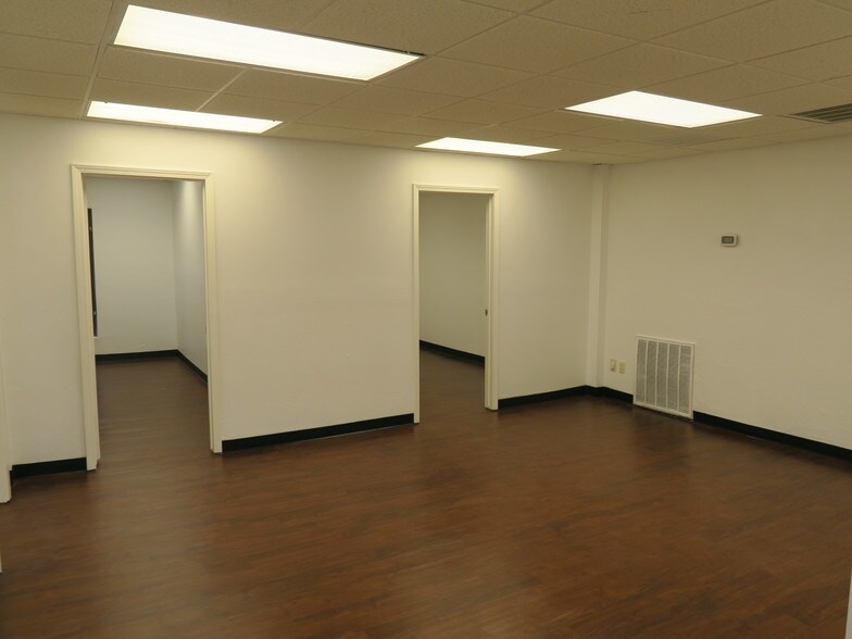 More Photos Of 5610-5613 Southwest Fwy, Houston Flex For Lease