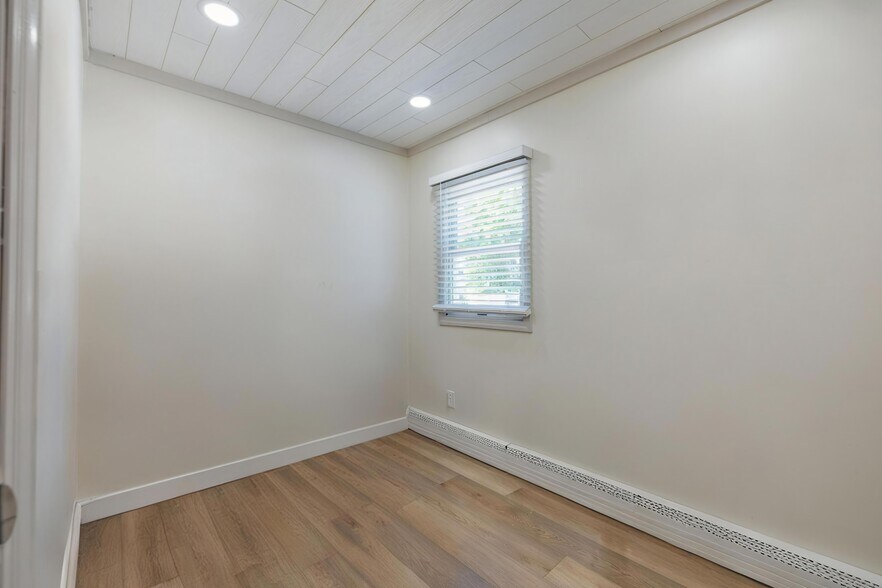 More Photos Of 256 N Wellwood Ave, Lindenhurst Office For Lease