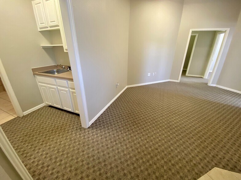 More Photos Of 325 Miron Dr, Southlake Medical For Lease