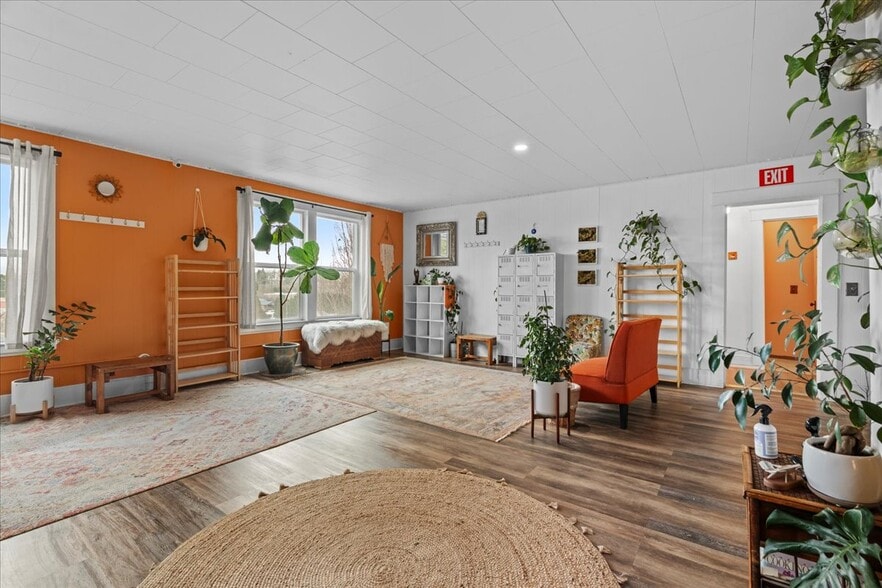 More Photos Of 2038 Pacific Ave, Forest Grove Storefront Retail Office For Sale