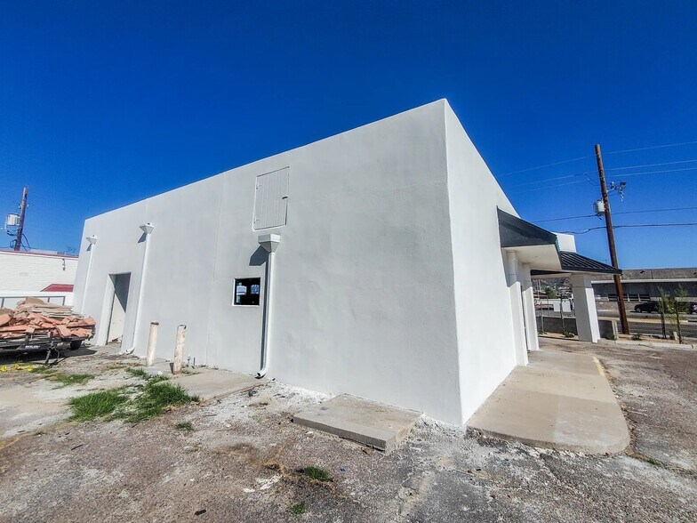 More Photos Of 9702 N 7th St, Phoenix Freestanding For Sale