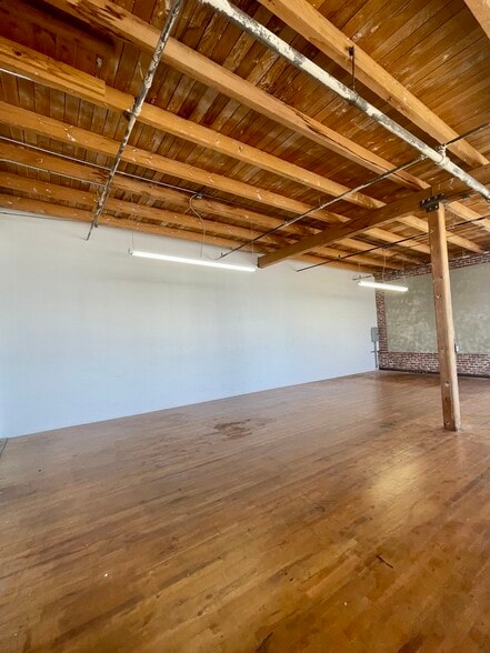 More Photos Of 2000-2010 W 62nd St, Los Angeles Warehouse For Sale