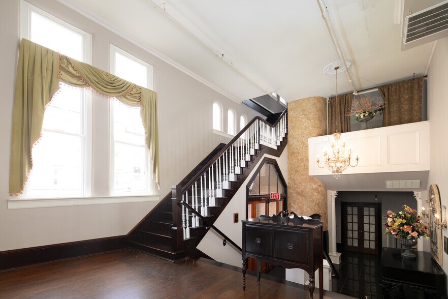 More Photos Of 101 S Main St, Winchester Restaurant For Lease