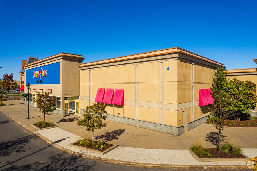 More Photos Of 2800-2860 Prom Saint-Honoré, Boisbriand Unknown For Lease