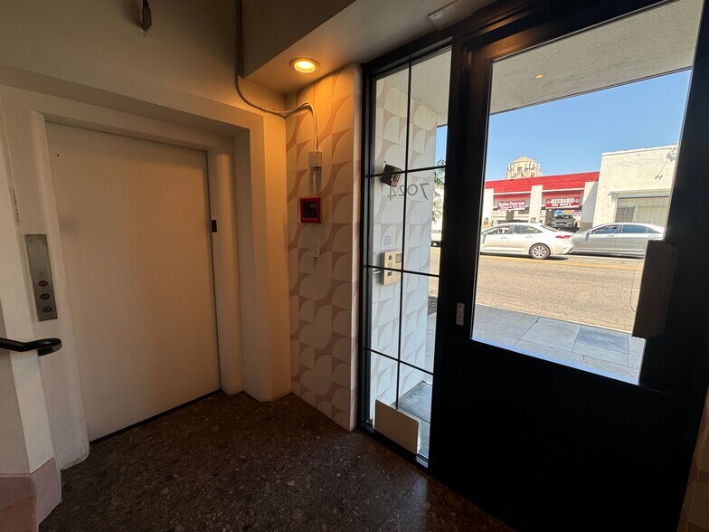 More Photos Of 7016-7024 Melrose Ave, Los Angeles Office For Sale