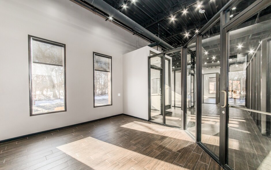 More Photos Of 1645 S River Rd, Des Plaines Office For Sale