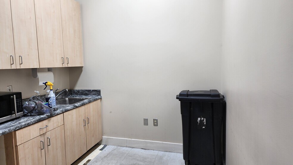 More Photos Of 1425 Ellsworth Industrial Dr, Atlanta General Retail For Lease