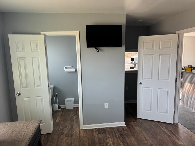 More Photos Of 2028 Travis Rd, Columbia Specialty For Sale