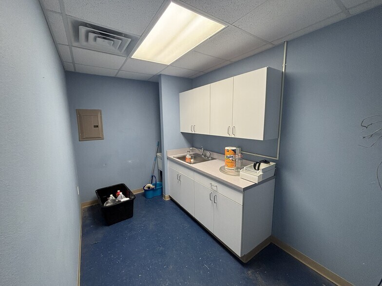 More Photos Of 304 E Jackson St, Willard Unknown For Lease