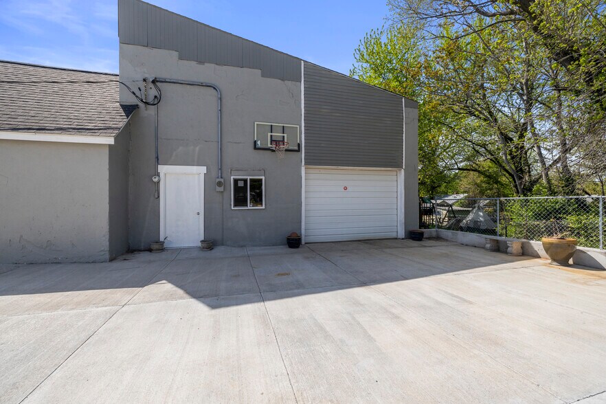 More Photos Of 521 W Kearney St, Springfield General Retail For Sale