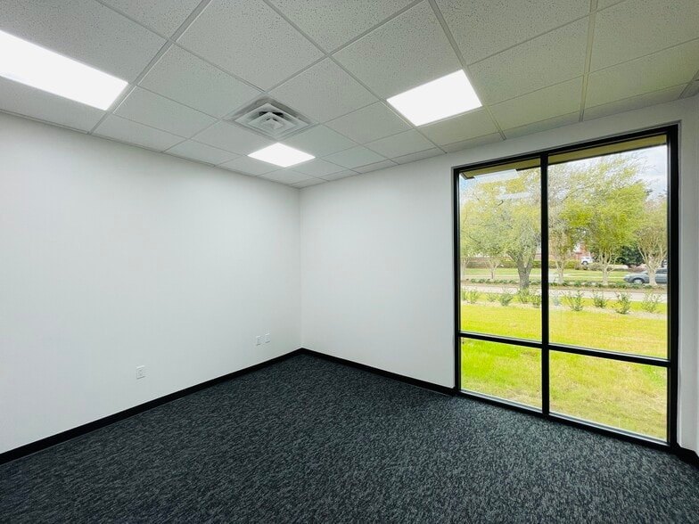 More Photos Of 7102 Tarrington Ave, Sugar Land Medical For Sale