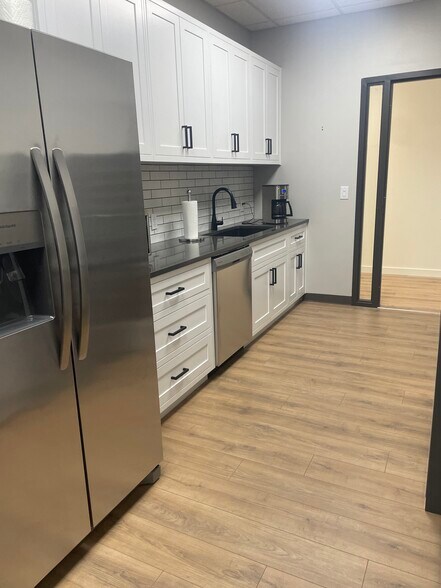 More Photos Of 6240 W 135th St, Overland Park Office Residential For Lease