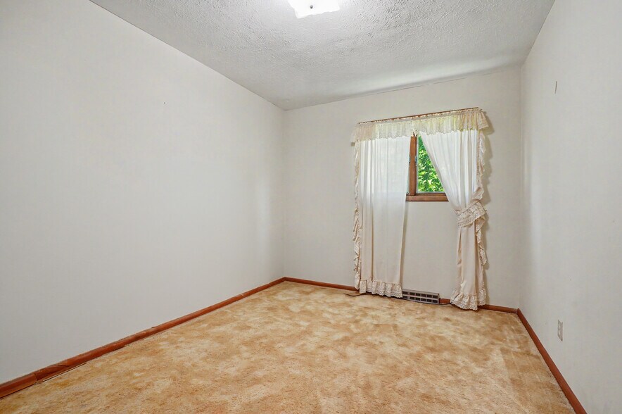 More Photos Of 4250 Herr Fieldhouse Rd, Southington Veterinarian Kennel For Sale