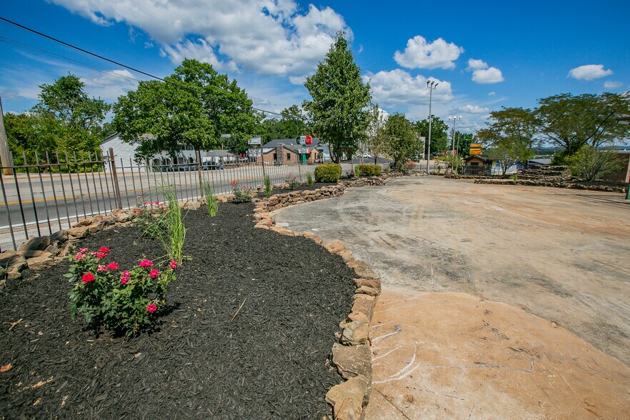 More Photos Of 1116 W Highway 76, Branson General Retail For Lease